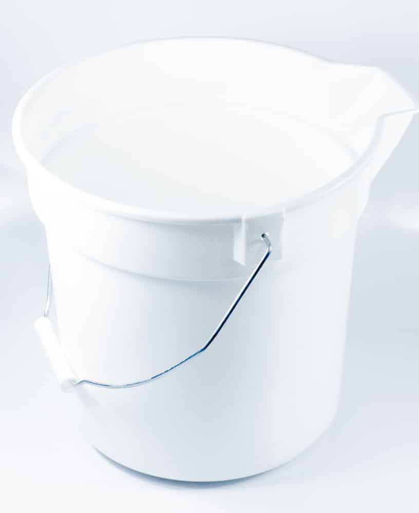 BALDE DE PLASTICO C/ ALCA DE FERRO - 9 L